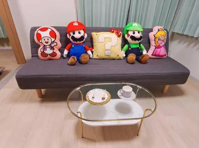 a group of stuffed animals sitting on a couch at \u65b0\u5bbf\u533a \u65b0\u5bbf\u5fa1\u82d1\u524d\u99c5\u304b\u3089\u6b69\u3044\u30665\u5206 \u30b3\u30f3\u30d3\u30cb1\u5206 \u30a2\u30d1\u30fc\u30c8\u5168\u4f53\u3092\u8cb8\u3057\u51fa\u3059\u6c11\u5bbf in Tokyo