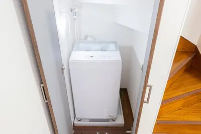 a small laundry room with a washer and dryer at Kosumosu in Tokyo