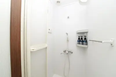 a shower in a bathroom with a shower backdoor at \u548c\u30ce\u6953cottage\u7b2c\u4e09 \u65b0\u5bbf\u306e2\u968e\u5efa\u30664\u5ba42\u30b7\u30e3\u30ef\u30fc2\u30c8\u30a4\u30ec in Tokyo