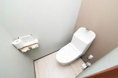 a bathroom with a white toilet in a room at \u548c\u30ce\u6953cottage\u7b2c\u4e09 \u65b0\u5bbf\u306e2\u968e\u5efa\u30664\u5ba42\u30b7\u30e3\u30ef\u30fc2\u30c8\u30a4\u30ec in Tokyo