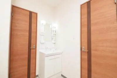 a bathroom with a sink and a wooden door at \u548c\u30ce\u6953cottage\u7b2c\u4e09 \u65b0\u5bbf\u306e2\u968e\u5efa\u30664\u5ba42\u30b7\u30e3\u30ef\u30fc2\u30c8\u30a4\u30ec in Tokyo