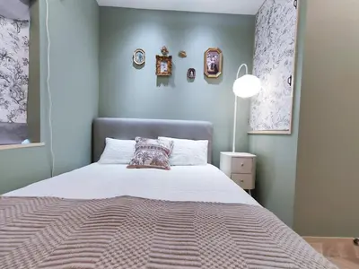 a bedroom with a bed with a white bedspread at \u522b\u5885A\u68df \u6c60\u888b\u5546\u5708 \u5927\u585a\u7ad97\u5206\u949f 3\u4e2a\u623f\u95f4 \u4ea4\u901a\u4fbf\u5229 \u6700\u59278\u4eba Ikebukuro center 7 mins to ST Max 8P \u76f4\u8fbe\u65b0\u5bbf \u6d89\u8c37 \u8868\u53c2\u9053 \u6c60\u888b \u4e0a\u91ce \u4ee3\u4ee3\u6728 \u94f6\u5ea7 \u539f\u5bbf in Tokyo