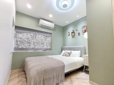 a small bedroom with a bed and a window at \u522b\u5885A\u68df \u6c60\u888b\u5546\u5708 \u5927\u585a\u7ad97\u5206\u949f 3\u4e2a\u623f\u95f4 \u4ea4\u901a\u4fbf\u5229 \u6700\u59278\u4eba Ikebukuro center 7 mins to ST Max 8P \u76f4\u8fbe\u65b0\u5bbf \u6d89\u8c37 \u8868\u53c2\u9053 \u6c60\u888b \u4e0a\u91ce \u4ee3\u4ee3\u6728 \u94f6\u5ea7 \u539f\u5bbf in Tokyo