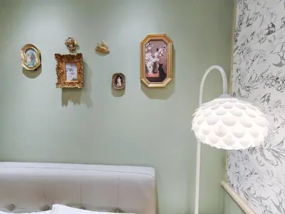 a room with a white bed and some pictures on the wall at \u522b\u5885A\u68df \u6c60\u888b\u5546\u5708 \u5927\u585a\u7ad97\u5206\u949f 3\u4e2a\u623f\u95f4 \u4ea4\u901a\u4fbf\u5229 \u6700\u59278\u4eba Ikebukuro center 7 mins to ST Max 8P \u76f4\u8fbe\u65b0\u5bbf \u6d89\u8c37 \u8868\u53c2\u9053 \u6c60\u888b \u4e0a\u91ce \u4ee3\u4ee3\u6728 \u94f6\u5ea7 \u539f\u5bbf in Tokyo
