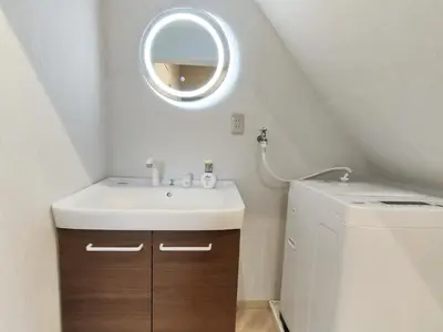 a bathroom with a white sink and a mirror at \u522b\u5885A\u68df \u6c60\u888b\u5546\u5708 \u5927\u585a\u7ad97\u5206\u949f 3\u4e2a\u623f\u95f4 \u4ea4\u901a\u4fbf\u5229 \u6700\u59278\u4eba Ikebukuro center 7 mins to ST Max 8P \u76f4\u8fbe\u65b0\u5bbf \u6d89\u8c37 \u8868\u53c2\u9053 \u6c60\u888b \u4e0a\u91ce \u4ee3\u4ee3\u6728 \u94f6\u5ea7 \u539f\u5bbf in Tokyo
