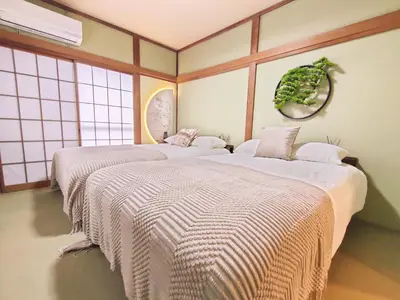 two beds sitting in a room with windows at \u522b\u5885A\u68df \u6c60\u888b\u5546\u5708 \u5927\u585a\u7ad97\u5206\u949f 3\u4e2a\u623f\u95f4 \u4ea4\u901a\u4fbf\u5229 \u6700\u59278\u4eba Ikebukuro center 7 mins to ST Max 8P \u76f4\u8fbe\u65b0\u5bbf \u6d89\u8c37 \u8868\u53c2\u9053 \u6c60\u888b \u4e0a\u91ce \u4ee3\u4ee3\u6728 \u94f6\u5ea7 \u539f\u5bbf in Tokyo
