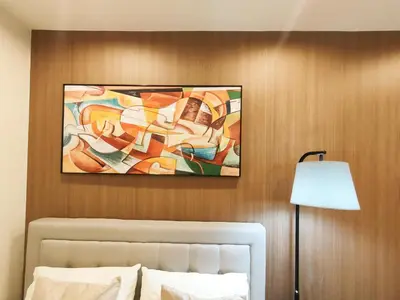 a bedroom with a painting above a bed and a lamp at \u522b\u5885B\u68df \u6c60\u888b\u5546\u5708 \u5927\u585a\u7ad97\u5206\u949f 3\u4e2a\u623f\u95f4 \u4ea4\u901a\u4fbf\u5229 \u6700\u59278\u4eba Ikebukuro center 7 mins to ST Max 8P \u76f4\u8fbe\u65b0\u5bbf \u6d89\u8c37 \u8868\u53c2\u9053 \u6c60\u888b \u4e0a\u91ce \u4ee3\u4ee3\u6728 \u94f6\u5ea7 \u539f\u5bbf in Tokyo