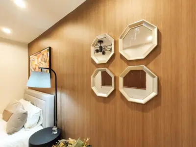 a bedroom with two mirrors on a wooden wall at \u522b\u5885B\u68df \u6c60\u888b\u5546\u5708 \u5927\u585a\u7ad97\u5206\u949f 3\u4e2a\u623f\u95f4 \u4ea4\u901a\u4fbf\u5229 \u6700\u59278\u4eba Ikebukuro center 7 mins to ST Max 8P \u76f4\u8fbe\u65b0\u5bbf \u6d89\u8c37 \u8868\u53c2\u9053 \u6c60\u888b \u4e0a\u91ce \u4ee3\u4ee3\u6728 \u94f6\u5ea7 \u539f\u5bbf in Tokyo