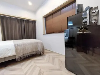 a bedroom with a bed and a television in a room at \u522b\u5885B\u68df \u6c60\u888b\u5546\u5708 \u5927\u585a\u7ad97\u5206\u949f 3\u4e2a\u623f\u95f4 \u4ea4\u901a\u4fbf\u5229 \u6700\u59278\u4eba Ikebukuro center 7 mins to ST Max 8P \u76f4\u8fbe\u65b0\u5bbf \u6d89\u8c37 \u8868\u53c2\u9053 \u6c60\u888b \u4e0a\u91ce \u4ee3\u4ee3\u6728 \u94f6\u5ea7 \u539f\u5bbf in Tokyo