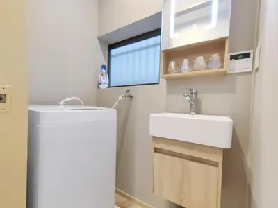 a bathroom with a sink and a toilet and a window at \u522b\u5885B\u68df \u6c60\u888b\u5546\u5708 \u5927\u585a\u7ad97\u5206\u949f 3\u4e2a\u623f\u95f4 \u4ea4\u901a\u4fbf\u5229 \u6700\u59278\u4eba Ikebukuro center 7 mins to ST Max 8P \u76f4\u8fbe\u65b0\u5bbf \u6d89\u8c37 \u8868\u53c2\u9053 \u6c60\u888b \u4e0a\u91ce \u4ee3\u4ee3\u6728 \u94f6\u5ea7 \u539f\u5bbf in Tokyo
