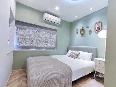 a small bedroom with a bed with a window at \u522b\u5885B\u68df \u6c60\u888b\u5546\u5708 \u5927\u585a\u7ad97\u5206\u949f 3\u4e2a\u623f\u95f4 \u4ea4\u901a\u4fbf\u5229 \u6700\u59278\u4eba Ikebukuro center 7 mins to ST Max 8P \u76f4\u8fbe\u65b0\u5bbf \u6d89\u8c37 \u8868\u53c2\u9053 \u6c60\u888b \u4e0a\u91ce \u4ee3\u4ee3\u6728 \u94f6\u5ea7 \u539f\u5bbf in Tokyo