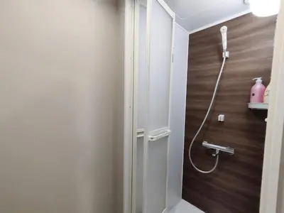a bathroom with a shower stall with a toilet at \u522b\u5885B\u68df \u6c60\u888b\u5546\u5708 \u5927\u585a\u7ad97\u5206\u949f 3\u4e2a\u623f\u95f4 \u4ea4\u901a\u4fbf\u5229 \u6700\u59278\u4eba Ikebukuro center 7 mins to ST Max 8P \u76f4\u8fbe\u65b0\u5bbf \u6d89\u8c37 \u8868\u53c2\u9053 \u6c60\u888b \u4e0a\u91ce \u4ee3\u4ee3\u6728 \u94f6\u5ea7 \u539f\u5bbf in Tokyo