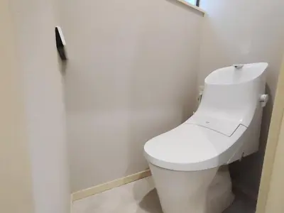 a bathroom with a white toilet in a room at \u522b\u5885B\u68df \u6c60\u888b\u5546\u5708 \u5927\u585a\u7ad97\u5206\u949f 3\u4e2a\u623f\u95f4 \u4ea4\u901a\u4fbf\u5229 \u6700\u59278\u4eba Ikebukuro center 7 mins to ST Max 8P \u76f4\u8fbe\u65b0\u5bbf \u6d89\u8c37 \u8868\u53c2\u9053 \u6c60\u888b \u4e0a\u91ce \u4ee3\u4ee3\u6728 \u94f6\u5ea7 \u539f\u5bbf in Tokyo