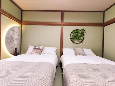 two beds sitting next to each other in a room at \u522b\u5885B\u68df \u6c60\u888b\u5546\u5708 \u5927\u585a\u7ad97\u5206\u949f 3\u4e2a\u623f\u95f4 \u4ea4\u901a\u4fbf\u5229 \u6700\u59278\u4eba Ikebukuro center 7 mins to ST Max 8P \u76f4\u8fbe\u65b0\u5bbf \u6d89\u8c37 \u8868\u53c2\u9053 \u6c60\u888b \u4e0a\u91ce \u4ee3\u4ee3\u6728 \u94f6\u5ea7 \u539f\u5bbf in Tokyo