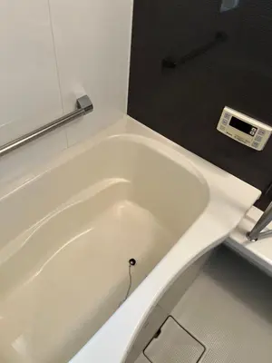 a white bath tub in a bathroom with a black wall at \u5c0f\u6e13\u8358 in Tokyo