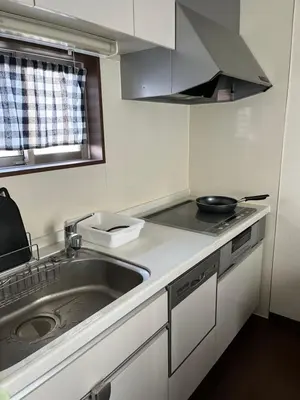 a small kitchen with a sink and a stove at \u5c0f\u6e13\u8358 in Tokyo