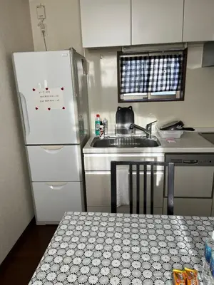 a small kitchen with a sink and a refrigerator at \u5c0f\u6e13\u8358 in Tokyo