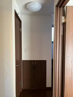 a room with a door and a hallway with a door at \u5c0f\u6e13\u8358 in Tokyo