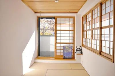 an empty room with a window in a house at \u6c11\u5bbf\u521d\u661f in Tokyo
