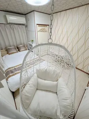 a swinging chair in a room with a bed at \u65b0\u5bbf\u540e\u82b1\u56ed in Tokyo