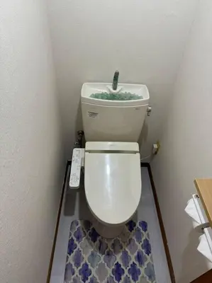 a small bathroom with a toilet with a remote control at \u65b0\u5bbf\u540e\u82b1\u56ed in Tokyo