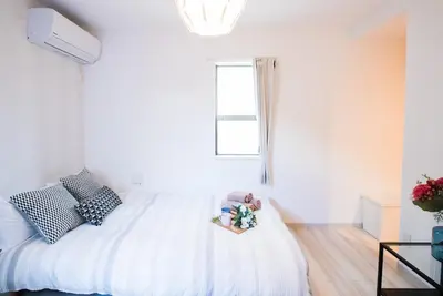 a bedroom with a white bed and a window at COMMA HOUSE Nishi-Ikebukuro 2 UNITS 2131 in Tokyo