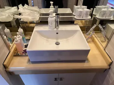 a white sink on a counter in a bathroom at \u30db\u30c6\u30eb\u30db\u30ef\u30a4\u30c8\u30b7\u30c6\u30a323Adults only in Tokyo