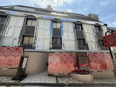 a white building with a sign in front of it at \u30db\u30c6\u30eb\u30db\u30ef\u30a4\u30c8\u30b7\u30c6\u30a323Adults only in Tokyo