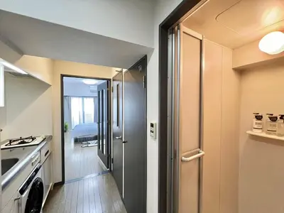 a kitchen with a door leading to a hallway at GM35\u65b0\u5bbf\u4e2d\u5fc3 \u8d85\u7ea7\u5546\u5708 \u4ea4\u901a\u67a2\u7ebd \u8f66\u7ad98\u5206\u949f \u6700\u59273\u4eba Shinjuku center 8 mins to ST 3P Maxs \u76f4\u8fbe\u65b0\u5bbf \u6d89\u8c37 \u8868\u53c2\u9053 \u54c1\u5ddd \u6c60\u888b \u4e0a\u91ce \u4ee3\u4ee3\u6728 \u94f6\u5ea7 \u539f\u5bbf in Tokyo