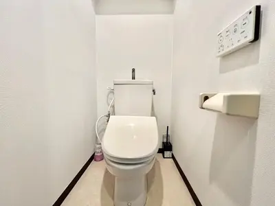 a white bathroom with a toilet in a room at GM35\u65b0\u5bbf\u4e2d\u5fc3 \u8d85\u7ea7\u5546\u5708 \u4ea4\u901a\u67a2\u7ebd \u8f66\u7ad98\u5206\u949f \u6700\u59273\u4eba Shinjuku center 8 mins to ST 3P Maxs \u76f4\u8fbe\u65b0\u5bbf \u6d89\u8c37 \u8868\u53c2\u9053 \u54c1\u5ddd \u6c60\u888b \u4e0a\u91ce \u4ee3\u4ee3\u6728 \u94f6\u5ea7 \u539f\u5bbf in Tokyo