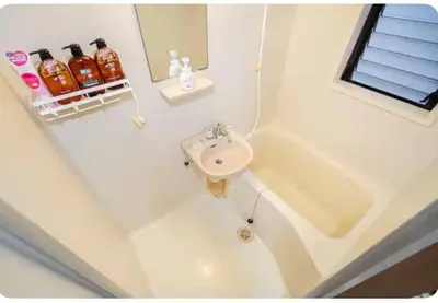 a white bathroom with a sink and a mirror at \u6574\u5957\u79c1\u4eba\u7a7a\u95f4 \u6674\u7a7a\u5854 \u89c2\u666f\u9633\u53f0 in Tokyo