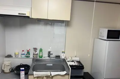 a small kitchen with a sink and a microwave at \u6574\u5957\u79c1\u4eba\u7a7a\u95f4 \u6674\u7a7a\u5854 \u89c2\u666f\u9633\u53f0 in Tokyo