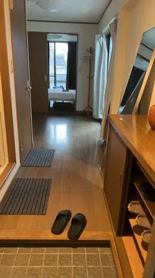 a pair of shoes sitting on the floor of a room at \u6574\u5957\u79c1\u4eba\u7a7a\u95f4 \u6674\u7a7a\u5854 \u89c2\u666f\u9633\u53f0 in Tokyo