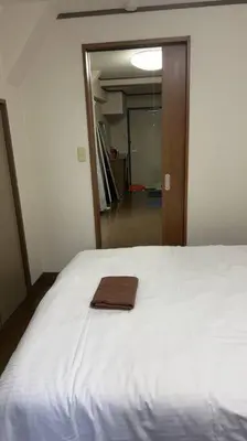 a white bed with a towel on top of it at \u6574\u5957\u79c1\u4eba\u7a7a\u95f4 \u6674\u7a7a\u5854 \u89c2\u666f\u9633\u53f0 in Tokyo