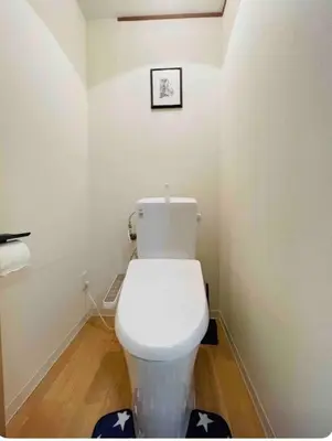 a bathroom with a white toilet in a room at \u6574\u5957\u79c1\u4eba\u7a7a\u95f4 \u6674\u7a7a\u5854 \u89c2\u666f\u9633\u53f0 in Tokyo