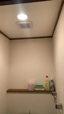 a bathroom with a shelf with toiletries on it at \u6574\u5957\u79c1\u4eba\u7a7a\u95f4 \u6674\u7a7a\u5854 \u89c2\u666f\u9633\u53f0 in Tokyo
