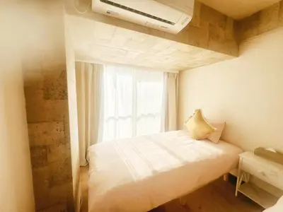 a bedroom with a white bed and a window at \u65b0\u5bbf\u6b4c\u821e\u4f0e\u753a\u8212\u9002\u516c\u5bd3#7 in Tokyo