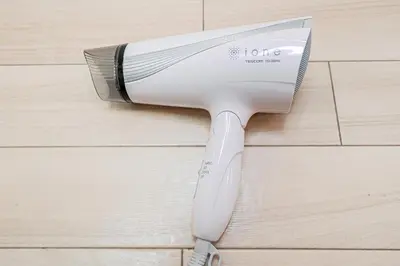 a hair dryer sitting on top of a wooden floor at \u65b0\u5bbf\u6b4c\u821e\u4f0e\u753a\u8212\u9002\u516c\u5bd3#7 in Tokyo