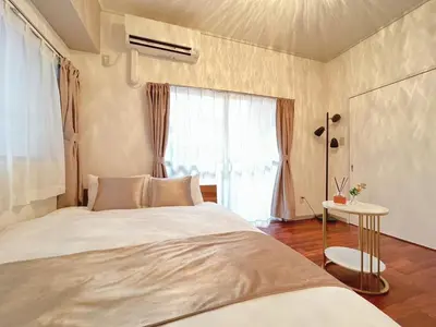 a bedroom with a large bed and a window at Tobu High Line Daimon 201 TH1 in Tokyo