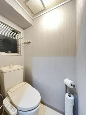 a bathroom with a white toilet and a window at Tobu High Line Daimon 201 TH1 in Tokyo