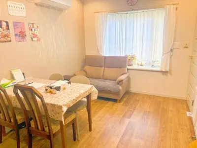 a living room with a table and a couch at \u5c71\u624b\u7dda\u99c5\u5f92\u6b694\u5206\u5bb6\u65cf\u9023\u308c\u306b\u6700\u9069\u306a\u65b0\u5bbf\u76ee\u767d\u30ac\u30fc\u30c7\u30f3\u30cf\u30a6\u30b9\u4e00\u68df\u8cb8\u5207\u5e8a\u6696\u623f\u4ed8\u304d in Tokyo