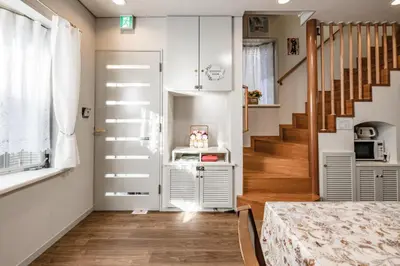 a room with a staircase and a door with a bed at \u5c71\u624b\u7dda\u99c5\u5f92\u6b694\u5206\u5bb6\u65cf\u9023\u308c\u306b\u6700\u9069\u306a\u65b0\u5bbf\u76ee\u767d\u30ac\u30fc\u30c7\u30f3\u30cf\u30a6\u30b9\u4e00\u68df\u8cb8\u5207\u5e8a\u6696\u623f\u4ed8\u304d in Tokyo