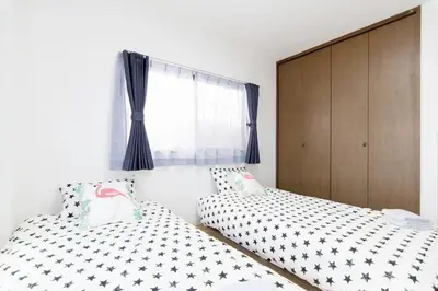 a bedroom with two beds and a window at SY-HOTEL Kuramae 5mins \u673a\u573a\u76f4\u8fbe \u4ea4\u901a\u4fbf\u5229 \u8535\u524d5\u5206\u949f in Tokyo