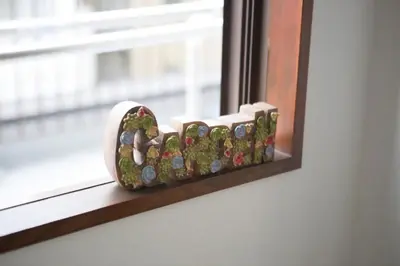 a toy train is sitting on a window sill at SY-HOTEL Kuramae 5mins \u673a\u573a\u76f4\u8fbe \u4ea4\u901a\u4fbf\u5229 \u8535\u524d5\u5206\u949f in Tokyo