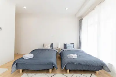 two beds sitting next to each other in a bedroom at SY-HOTEL Kuramae 5mins \u673a\u573a\u76f4\u8fbe \u4ea4\u901a\u4fbf\u5229 \u8535\u524d5\u5206\u949f in Tokyo
