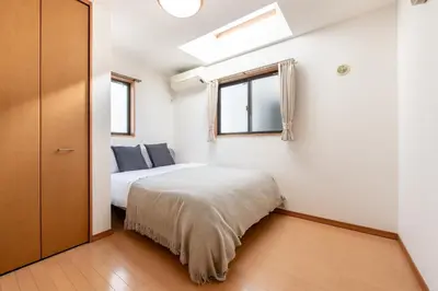 a bedroom with a bed and a window at \u5317\u6c60\u888b\u6238\u5efa in Tokyo