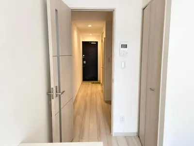 a hallway with a door leading into a room at COMMA HOUSE Nishi-Ikebukuro 3F in Tokyo