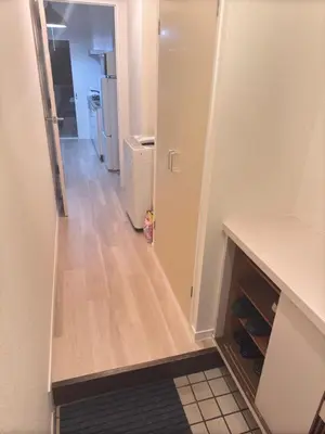 a kitchen with a hallway with a refrigerator and a floor at \u4ea4\u901a\u4fbf\u5229\u65b0\u5bbf\u79cb\u8449\u539f\u76f4\u901a in Tokyo
