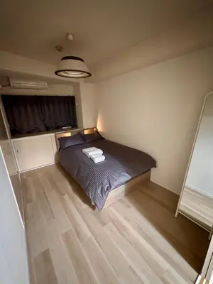 a bedroom with a bed with two towels on it at \u4ea4\u901a\u4fbf\u5229\u65b0\u5bbf\u79cb\u8449\u539f\u76f4\u901a in Tokyo