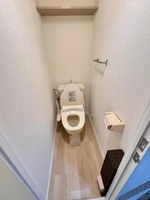 a small bathroom with a toilet in a room at \u4ea4\u901a\u4fbf\u5229\u65b0\u5bbf\u79cb\u8449\u539f\u76f4\u901a in Tokyo